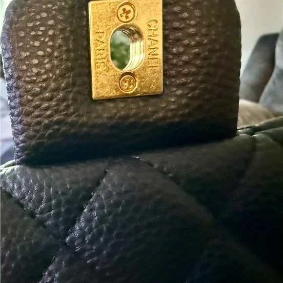 One to one match Chanel Black and Gold Quilted Shoulder Bag - Picture 4 of 10